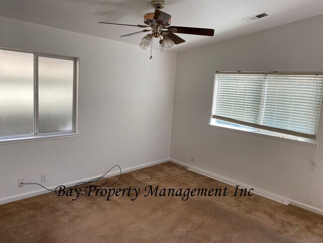 Building Photo - Creekbridge Area - 3 bedroom 3 bath home l...