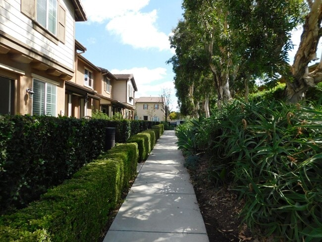 Building Photo - Beautiful 4 bed, 2.5 bath unit in Orange.