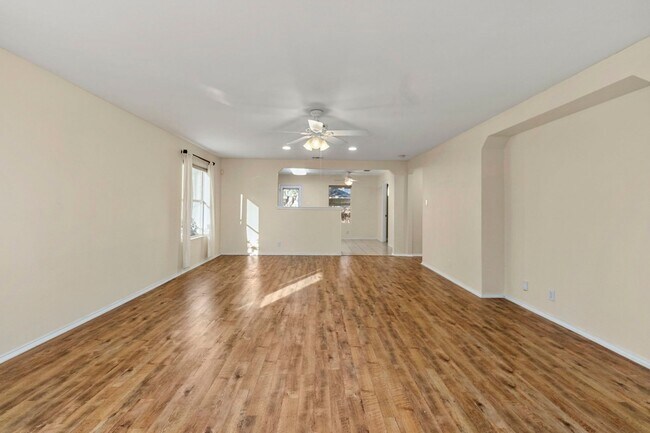 Foto del edificio - Charming Home Awaits: Spacious & Modern Li...