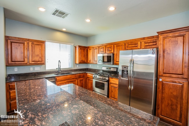 Building Photo - Stylish and Spacious 4Bdm 3.5 Ba Three-Sto...