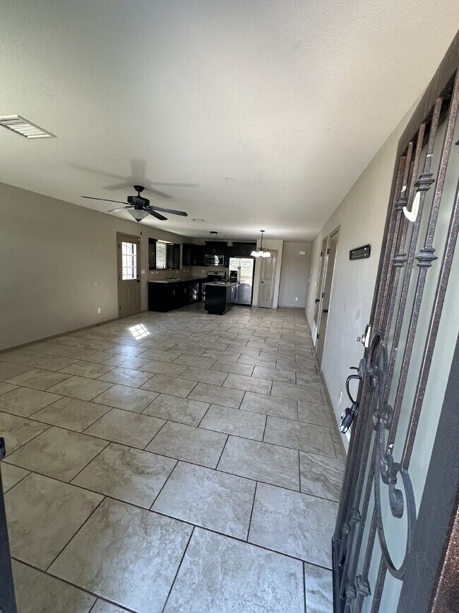 Foto del edificio - "Charming 3-Bedroom Oasis with 2 Full Bath...