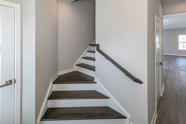 Building Photo - 2410 Lenox Dr