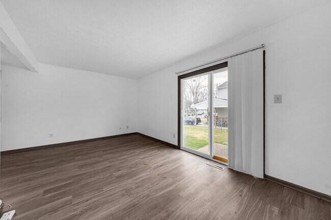 Building Photo - 2573 Woodsedge Rd