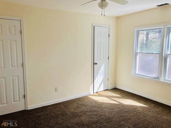 Building Photo - 1056 Sandy Creek Rd