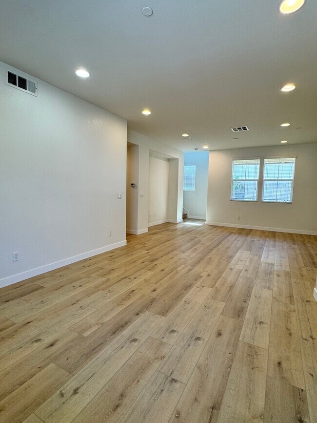 Foto del edificio - Newer Townhouse for lease in Eastvale.