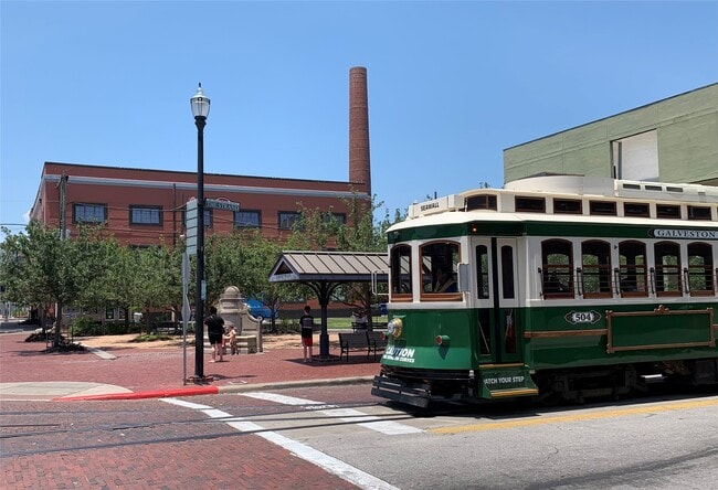 Foto del edificio - 104 Moody Ave