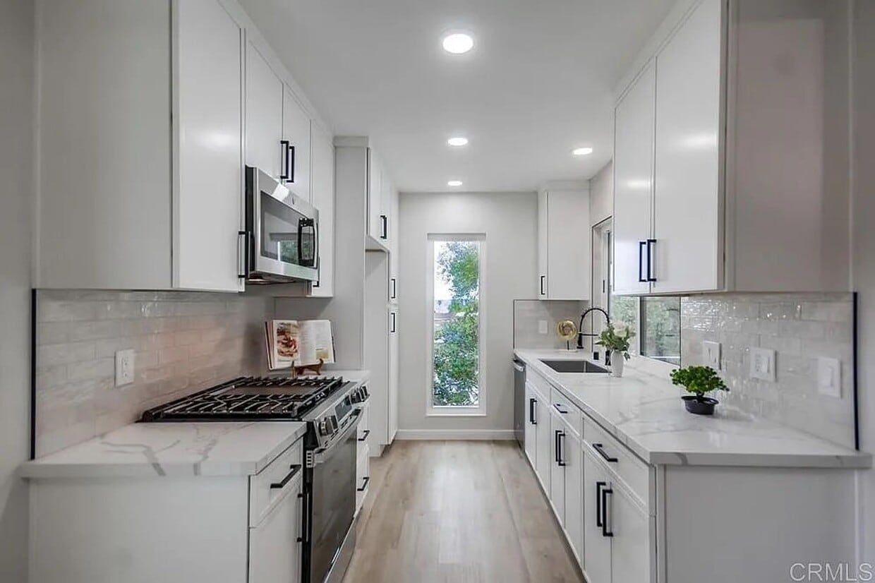 Primary Photo - Fully Remodeled 2BR Condo with Designer Fi...