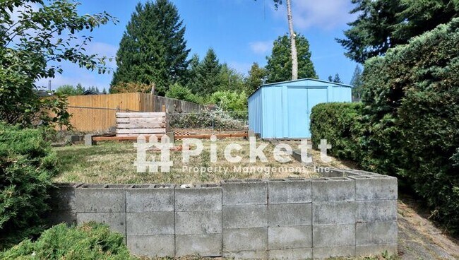 Building Photo - Newly Updated 3 Bedroom Tri-Level Home in ...