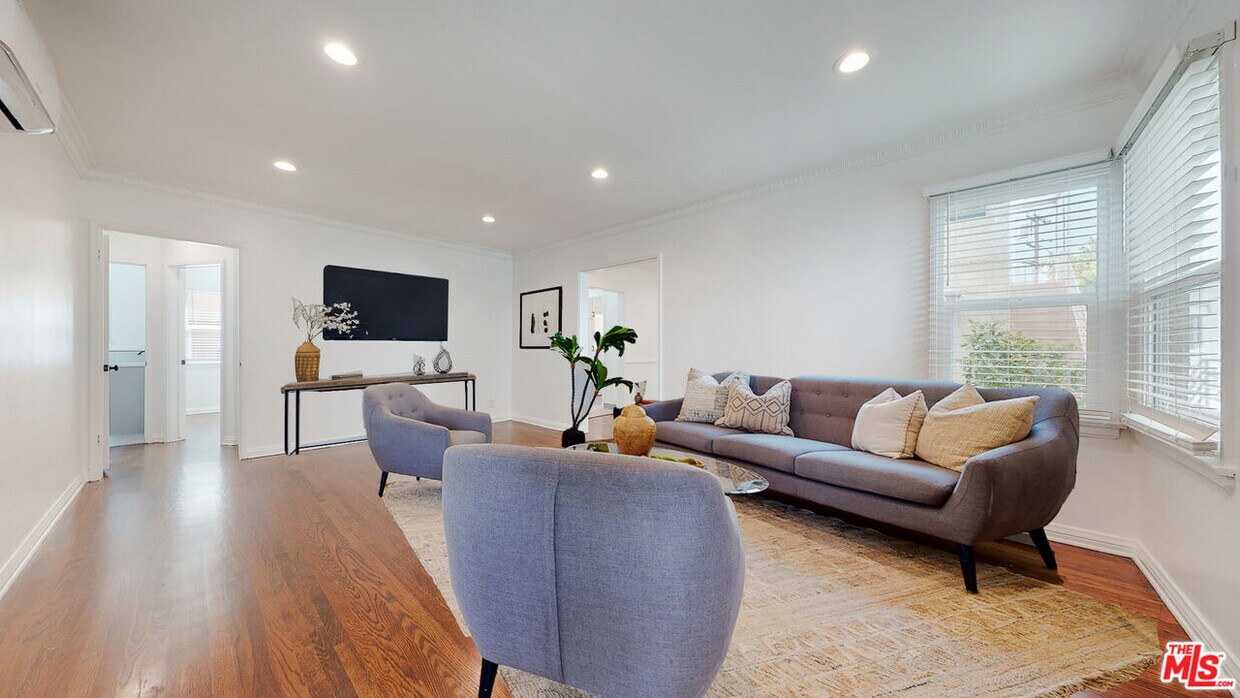Foto principal - 3370 Rowena Ave