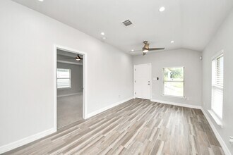 Building Photo - 6613 Morrow St