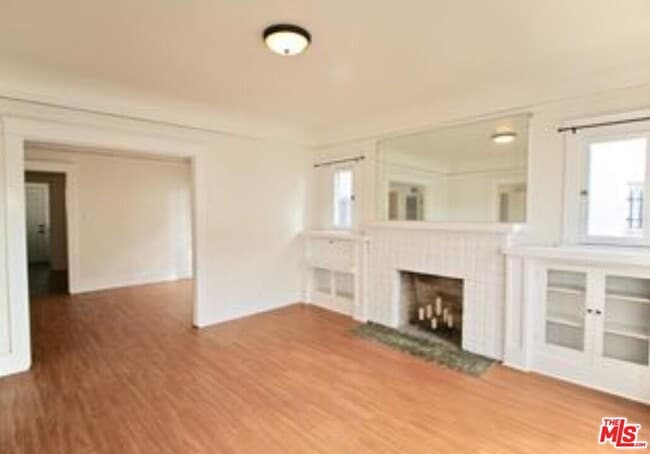 Building Photo - 1034 N Kenmore Ave