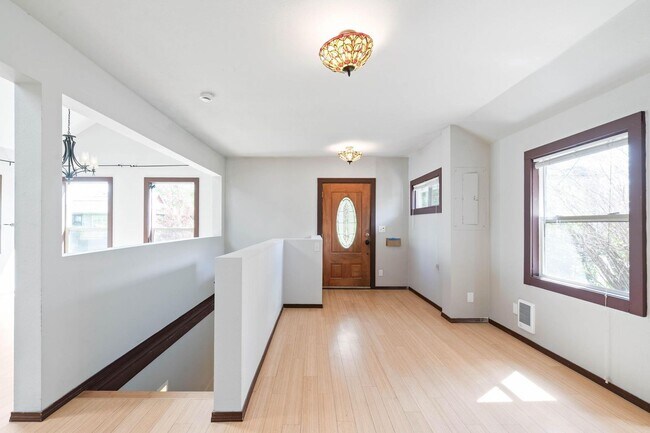 Foto del edificio - Unique, spacious 4-bdrm/3-bath Craftsman w/ lots of character. Bonus room w/ bar, near Alberta Di...