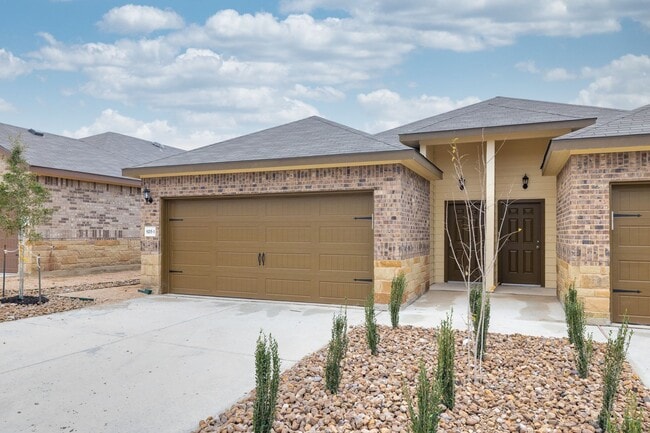 Building Photo - GORGEOUS 3 BEDROOM DUPLEX LOCATED IN CONVE...
