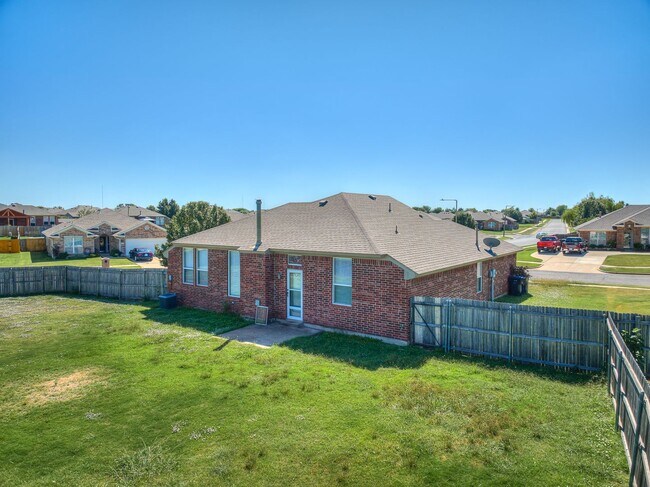 Foto del edificio - Updated home in Edmond + 3 bed + 2 bath + Edmond Schools