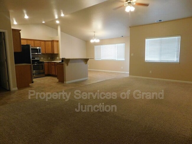 Foto del edificio - 3006 1/2 Oakwood Drive