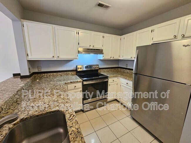 Foto del edificio - 3302 Selwyn Farms Ln