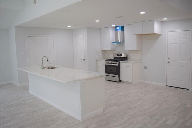 Building Photo - 3223 Royal Oaks Dr