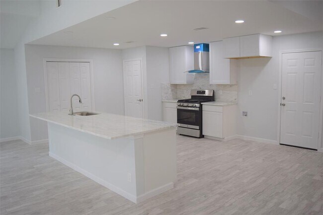 Foto del edificio - 3223 Royal Oaks Dr