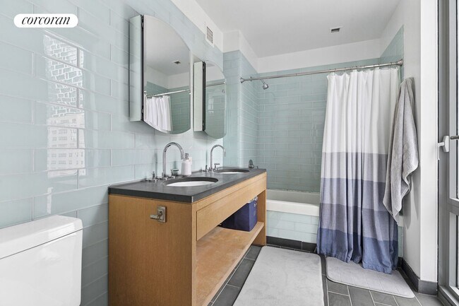 Foto del edificio - 310 W 52nd St