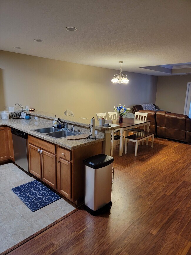 Building Photo - 124 Ashwood Cir