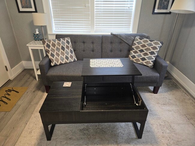 Building Photo - 1213 5th St