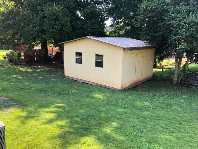 Building Photo - 3BR/2BA Home with Huge Fenced Yard, Fire pit Area & Storage Shop