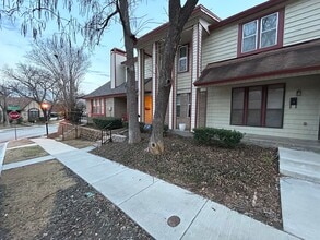 Building Photo - 2034 Clubridge Dr