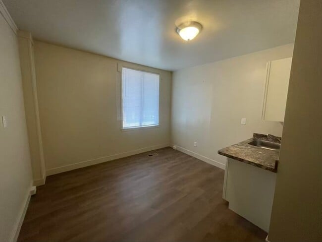 Building Photo - 44 S 200 E