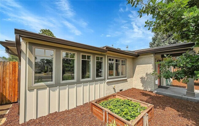 Foto del edificio - 3BD, 3BA Home Near Central Park with Bonus Casita
