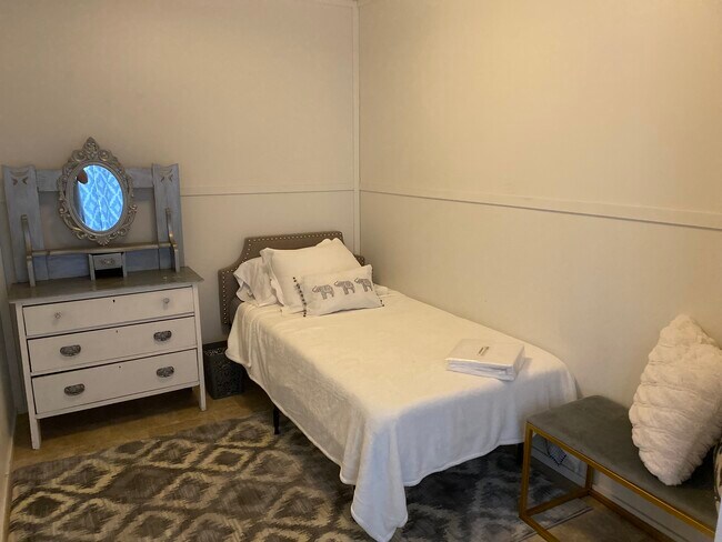 Small room 1 - 1220 N Hayes Ave