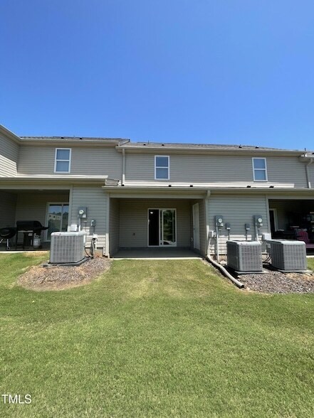 Foto del edificio - 2027 Wiggins Village Dr