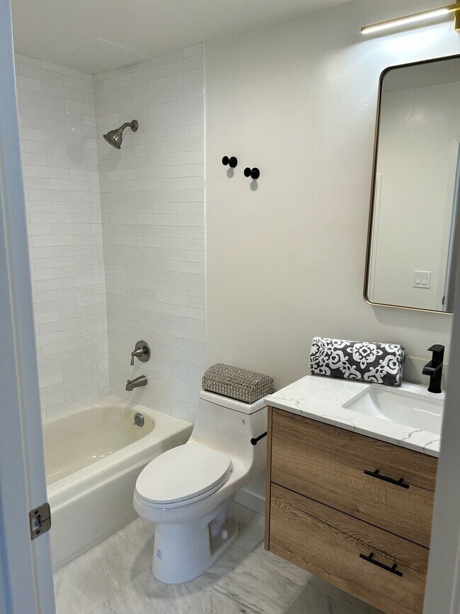 Hallway Bathroom - 2005 Pleasant Valley Ave