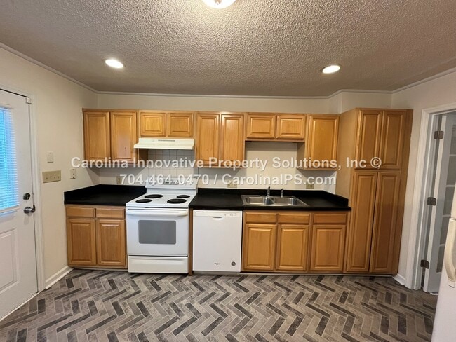 Building Photo - 4535 Dawnwood Dr