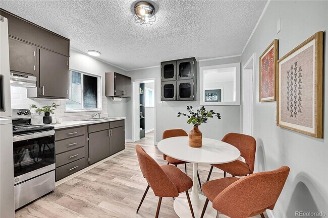 Foto del edificio - LOCATION LOCATION!!  LOHI Italian styled s...