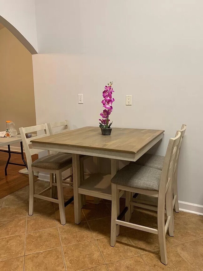 Foto del edificio - Room in Single Family Home on Tom Hunter Rd