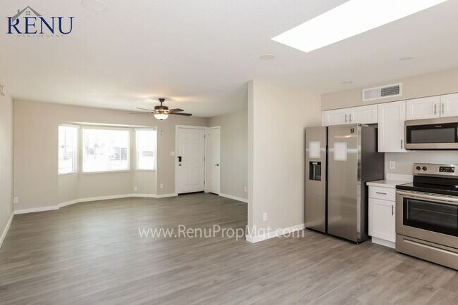 Foto del edificio - Now Available!