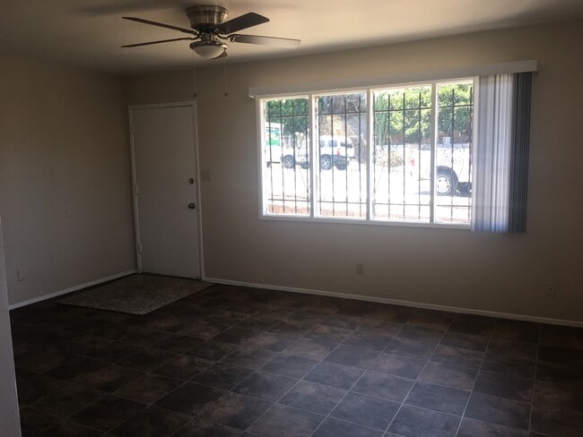 Foto del edificio - 1449 E 1st St