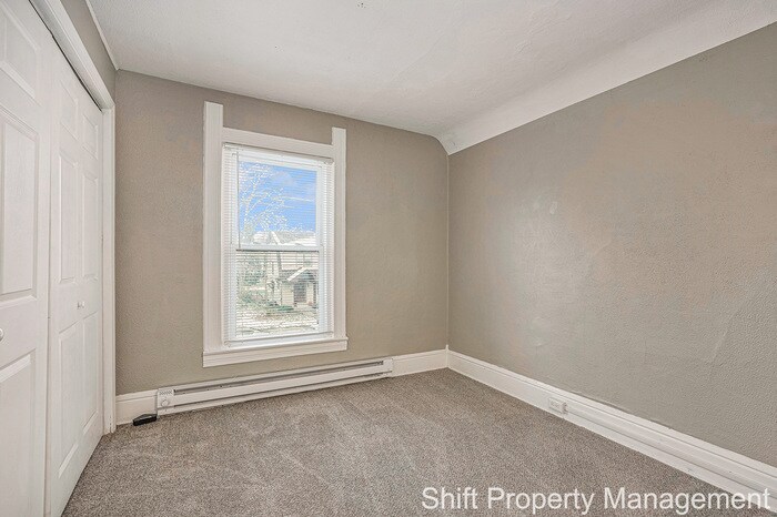 Primary Photo - 553 Valley Ave NW Grand Rapids, MI 49504 -...