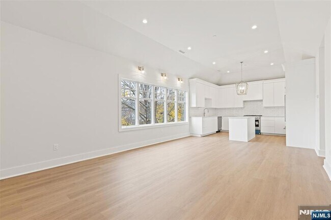 Foto del edificio - 445 Ramapo Valley Rd