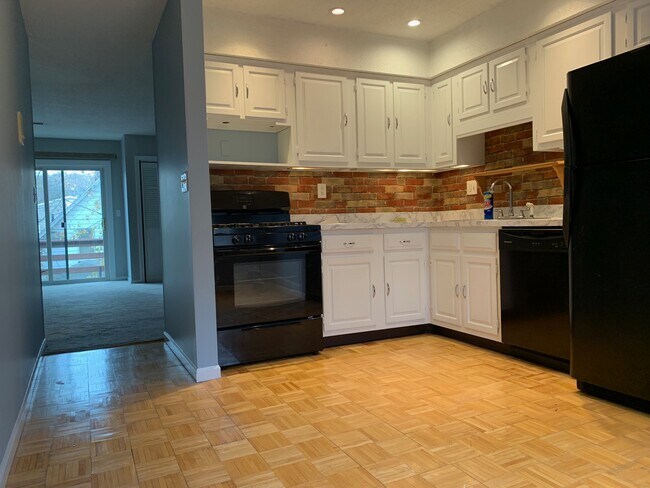 Eat in Kitchen - 104 Seaside Ave