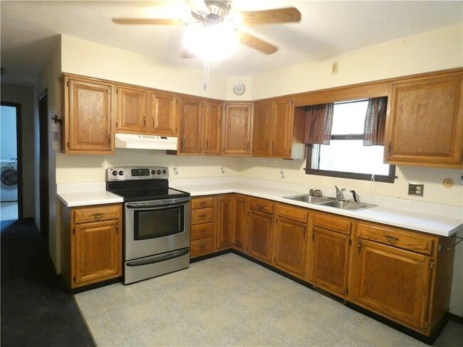 Building Photo - 574 S Erie St