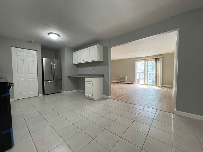 Kitchen dining area - 300 Smithfield Rd