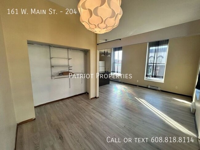 Foto del edificio - 161 W Main St