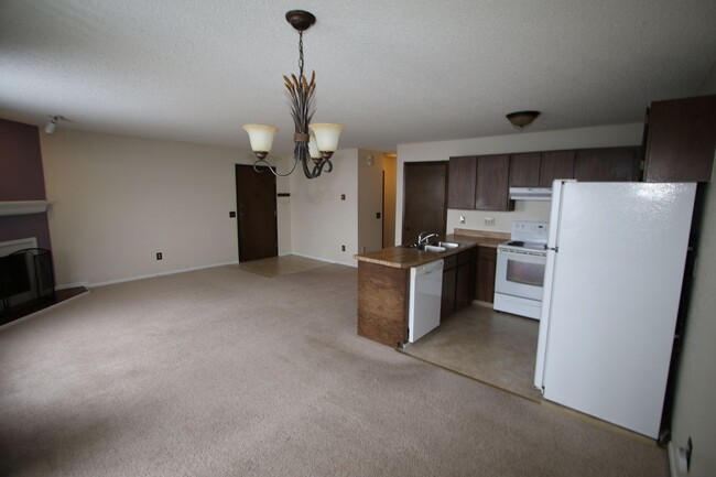 Building Photo - 2 Bedroom Condo!
