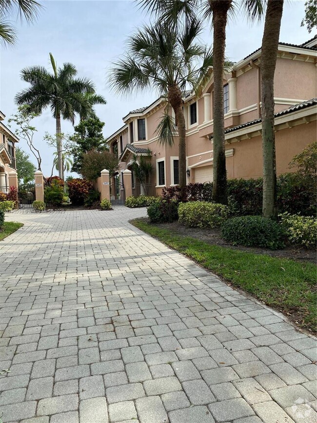 Building Photo - 2697 Center Ct Dr