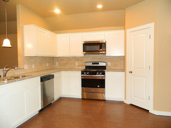 Foto del edificio - 1025 Creek Side Dr