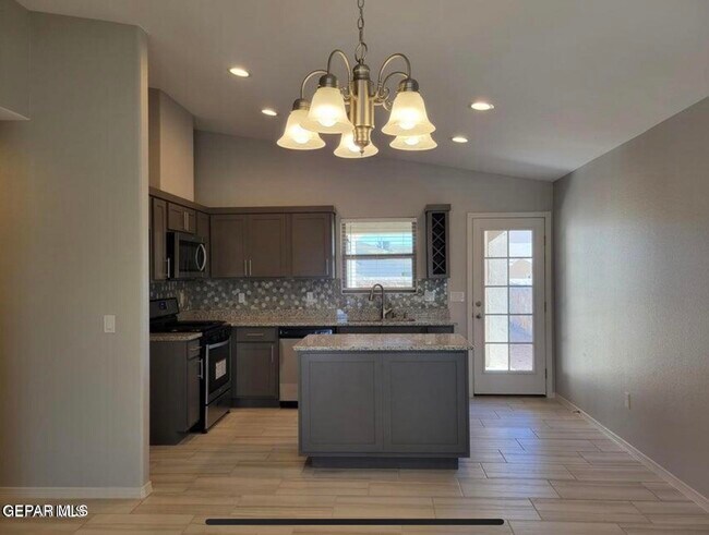 Building Photo - 15017 Dream Ct