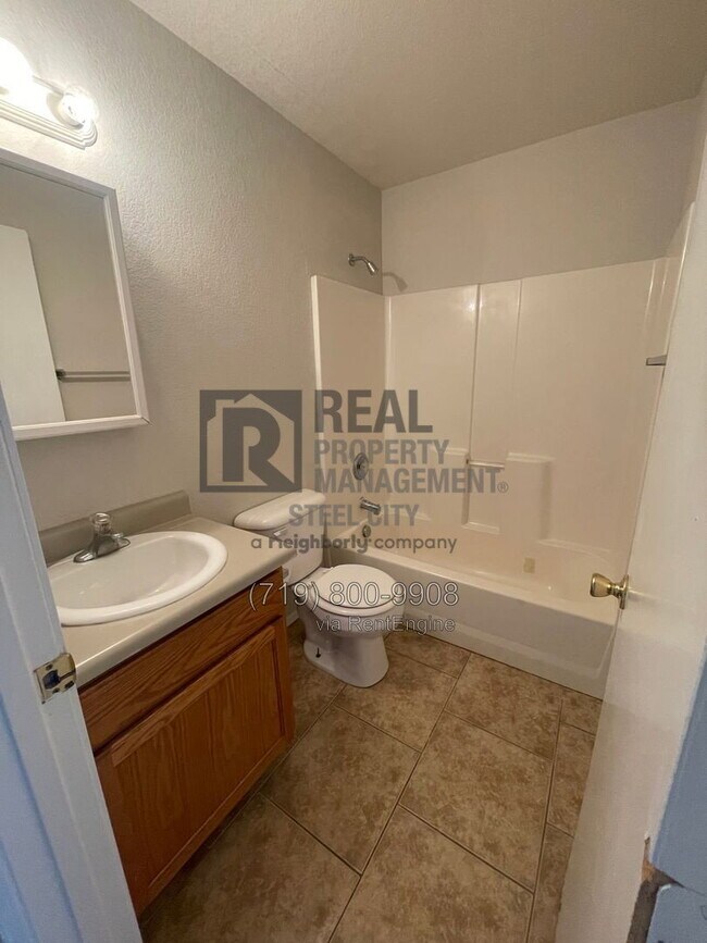 Foto del edificio - 1715 Oakshire Ln