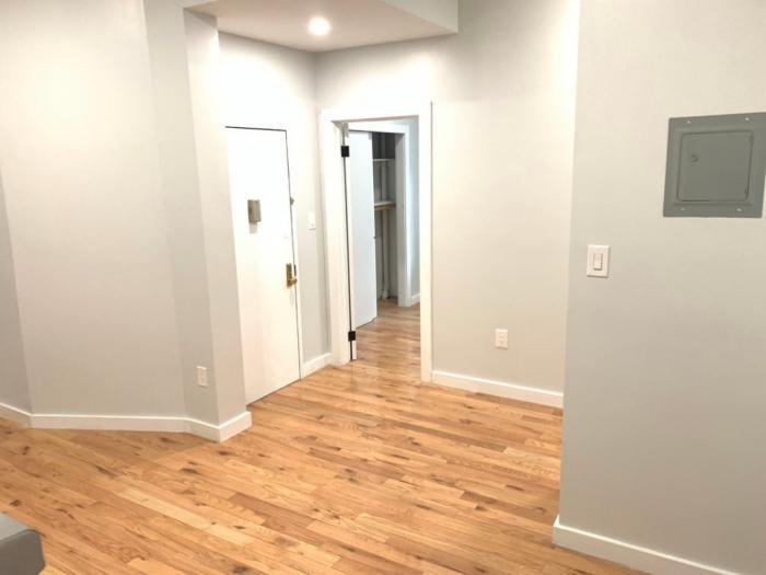 Foto principal - 3 bedroom in Bronx NY 10454