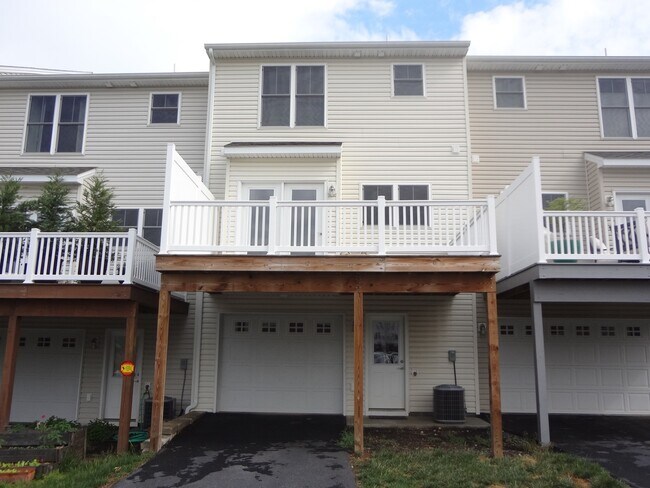 Building Photo - Spacious Luxurious Townhome! Outstanding L...